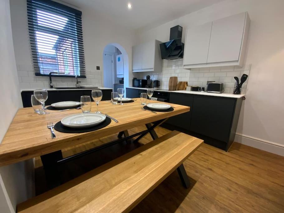 Centrally Located To The City Of Lincoln Exterior foto