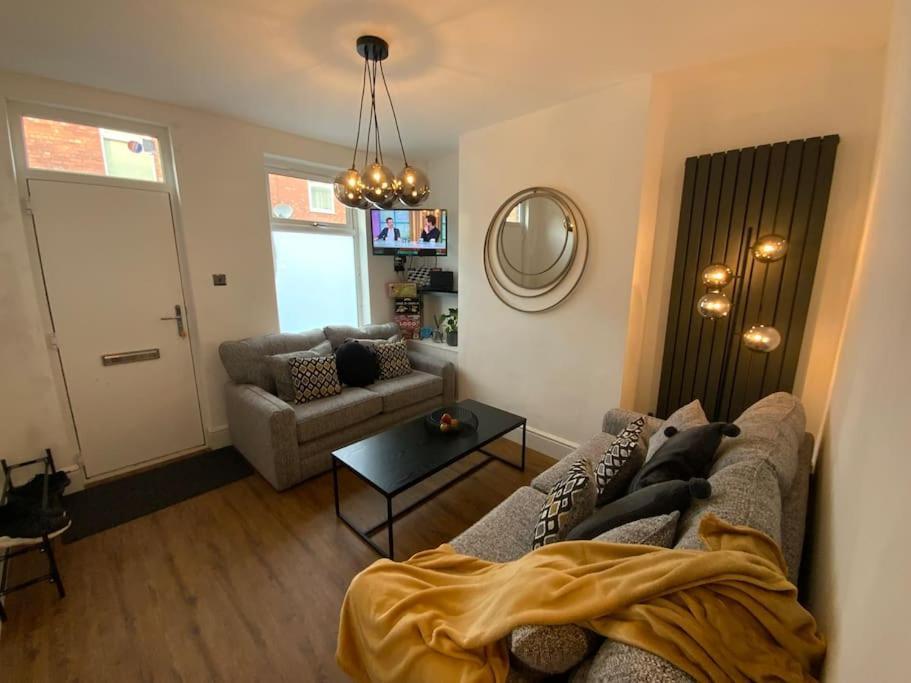 Centrally Located To The City Of Lincoln Exterior foto
